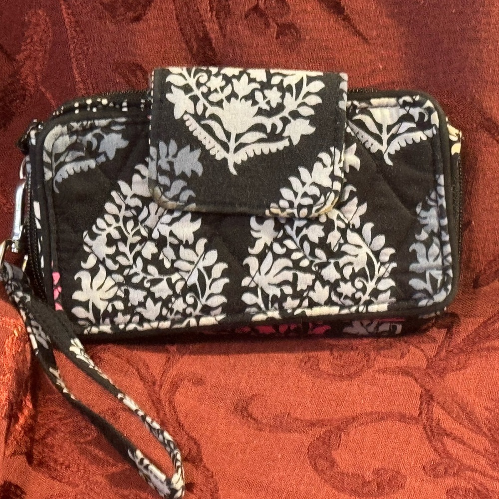 Pretty! Vera Bradley Black White Floral Wristlet Retired Canterbury magenta